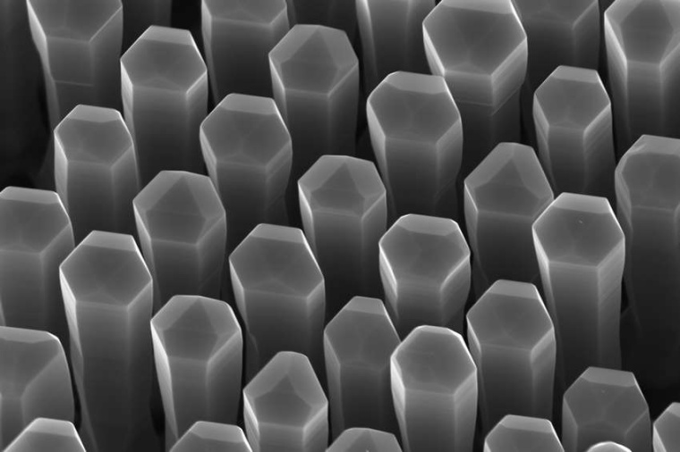 Abb.: Nanodrähte aus Germanium-Silizium-Legierung mit hexagonalem...