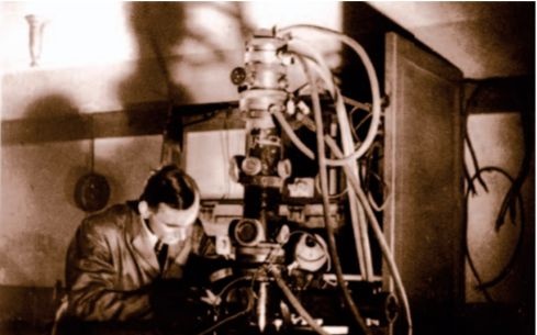 Ernst Ruska an dem Elektronenmikroskop, mit dem er am 23. September 1933...