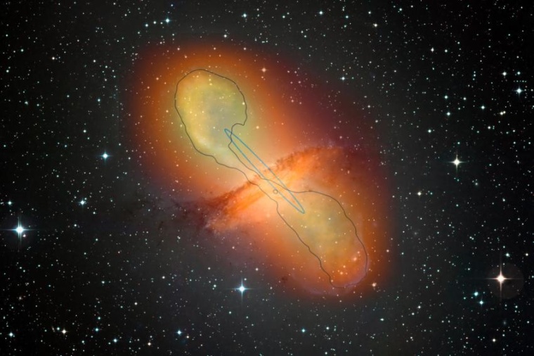 Abb.: Kompositbild von Centaurus A mit den vom zentralen schwarzen Loch der...