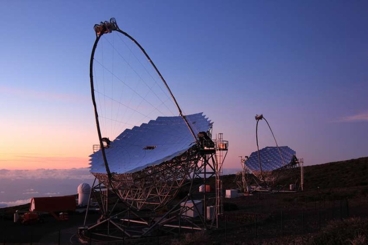 Abb.: Die beiden MAGIC-Teleskope am Observatorium Roque de los Muchachos auf...
