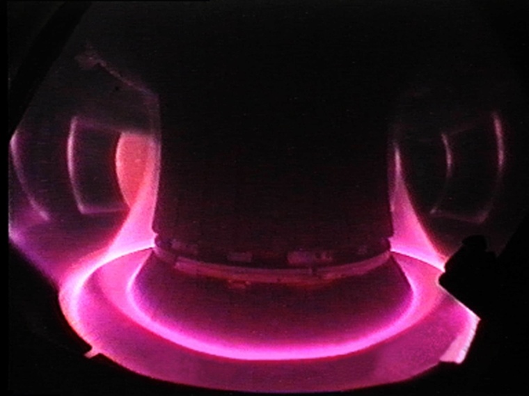 Abb.: Blick in das Plasma der Fusions­anlage ASDEX Up­grade: Das...