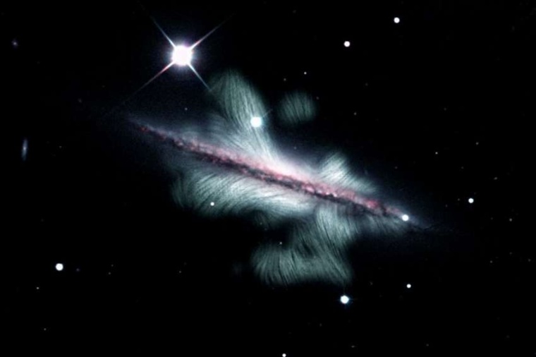 Abb.: Die Spiralgalaxie NGC 4217 besitzt ein riesiges Magnetfeld, das hier in...