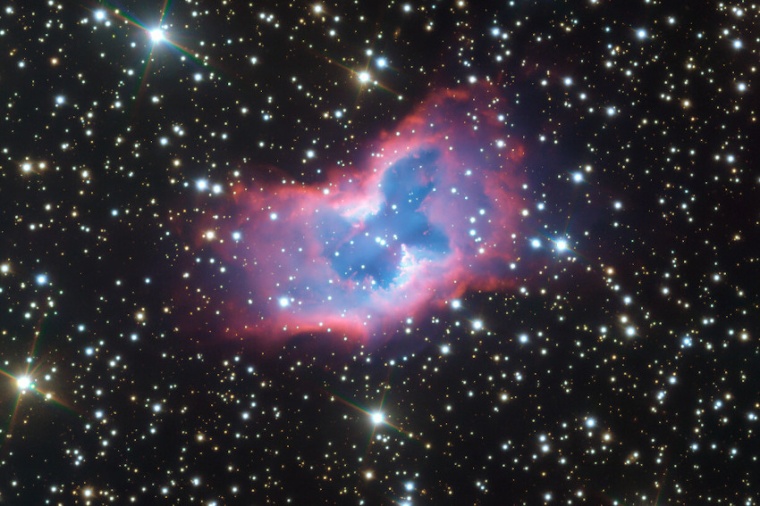 Abb.: Der Gasnebel NGC 2899 erscheint mit seiner symme­trischen Struktur wie...