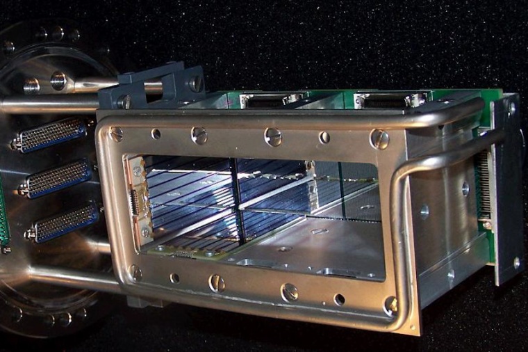 Abb.: Fokal­ebenen-Detektor des Tasca-Separators, in den das Men­delevium-244...