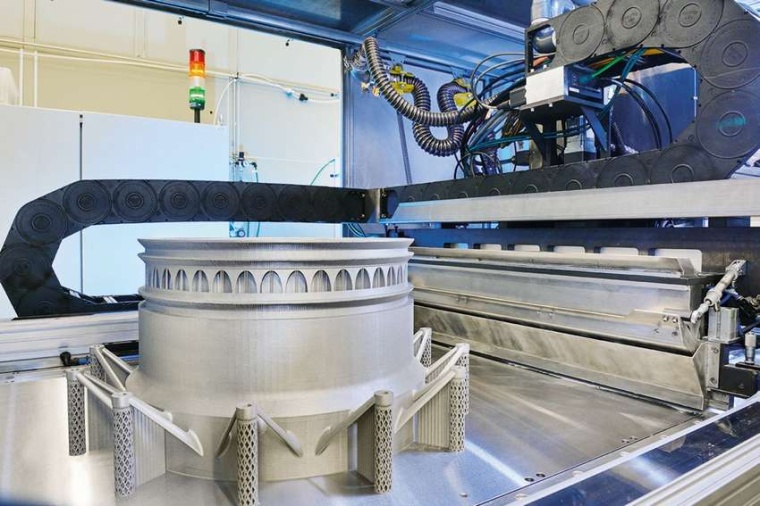 Abb.: Mehrere Laser am Fraun­hofer-ILT in Aachen verwandeln Metall­pulver per...