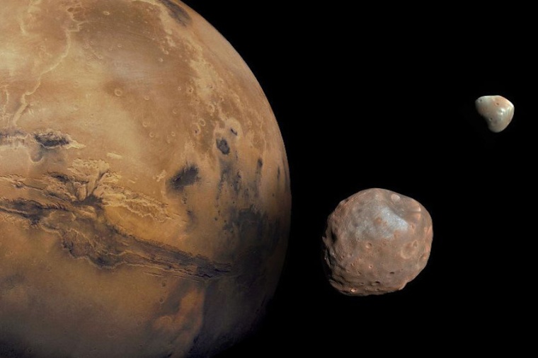 Abb.: Die beiden Monde Phobos und Deimos kreisen relativ nah um den Mars....