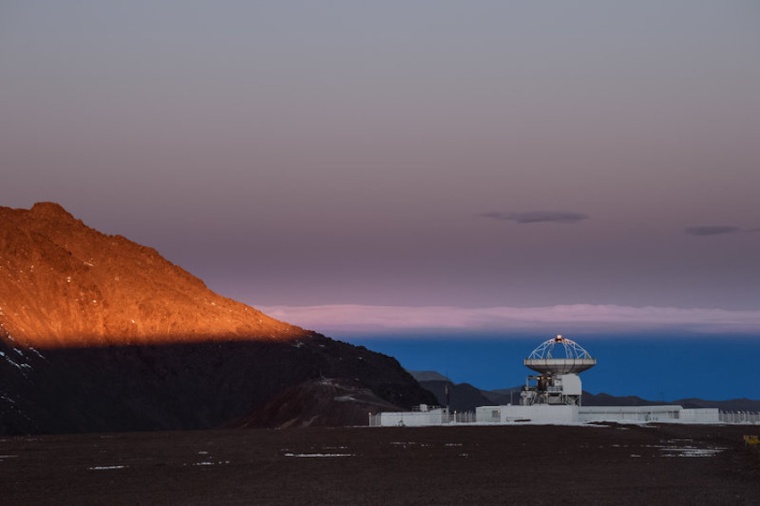 Abb.: Das 12-Meter-Teleskop APEX befindet sich in 5100 Meter Höhe auf dem...