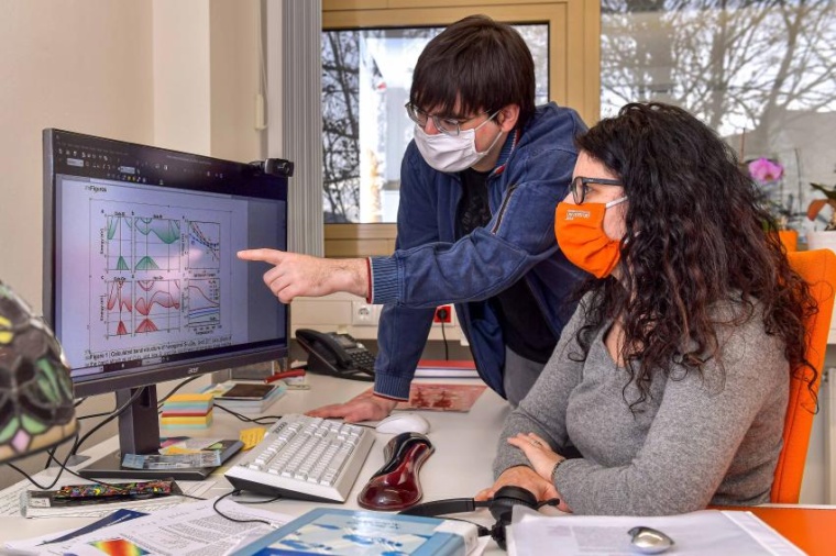 Abb.: Silvana Botti und Jens Renè Suckert von der Universität Jena sind für...