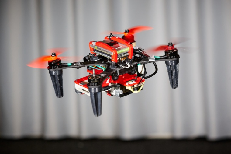 Abb.: Auch wenn ein Rotor einer Quadro­copter-Drohne ausfällt, lässt sich...