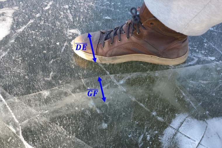Abb. 1: Direkt neben dem Schuh findet sich eine vertikale Grenzfläche im Eis.