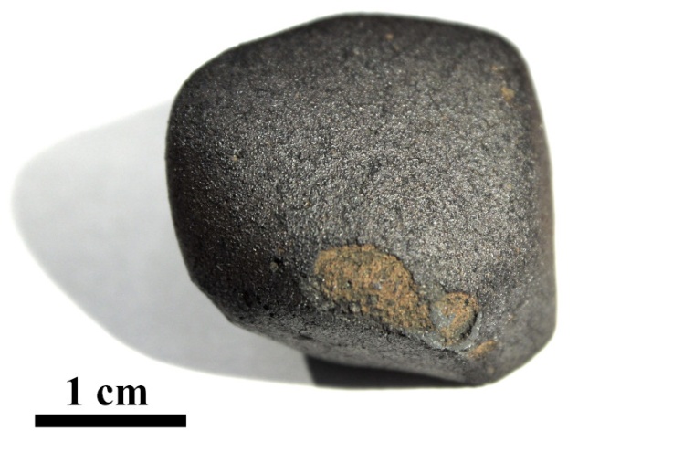 Abb.: Flensburg-Meteorit mit schwarzer Schmelz­kruste: Teile der...