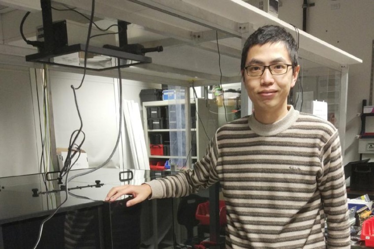 Abb.: Donghai Li an seinem Experiment zur kohärenten 2D-Mikroskopie (Bild: S....
