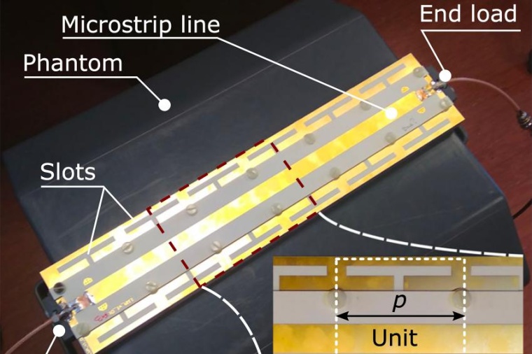 Abb.: Die Leckwellen­antenne ist aus periodischen Meta­material­strukturen...