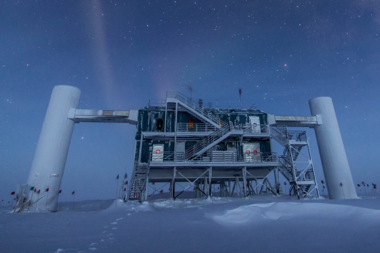 Abb.: Das IceCube‐Labor nahe der antarktischen Amundsen‐Scott‐Station...