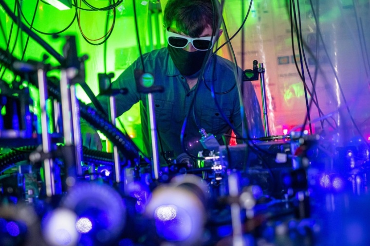 Abb.: Doktorand Grant Gorman im Rice Ultracold Atoms and Plasmas Lab. (Bild:...