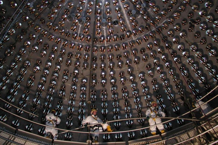 Abb.. Blick in das Innere des Borexino-Detektors. Mehr als 1000 Meter Fels...