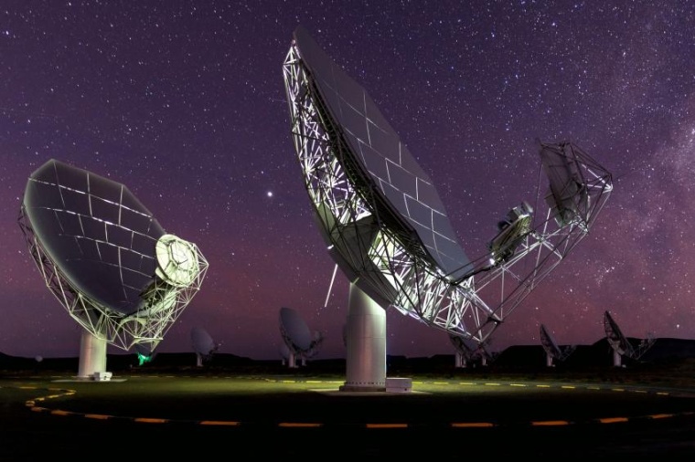 Abb.: Radioantennen des MeerKAT-Teleskop­netzwerks in der Karoo-Halbwüste in...
