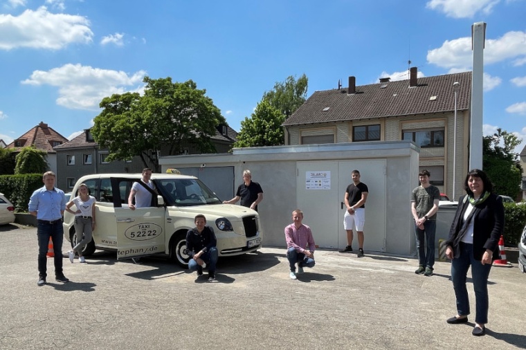 Abb.: Das Forschungs­team der Universität Duisburg-Essen mit Heike Proff (r.)...