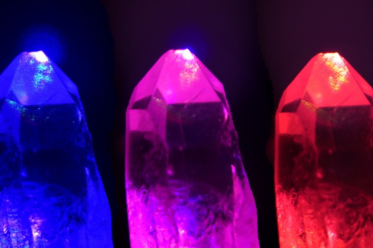 Abb.: Quarz­kristalle unter Beleuch­tung mit starken Laser­feldern...