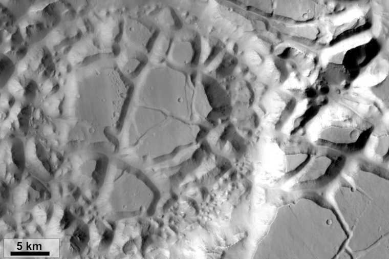 Abb.: Ansicht eines chaotischen Terrains auf dem Mars. (Bild: E. Luzzi, Murray...