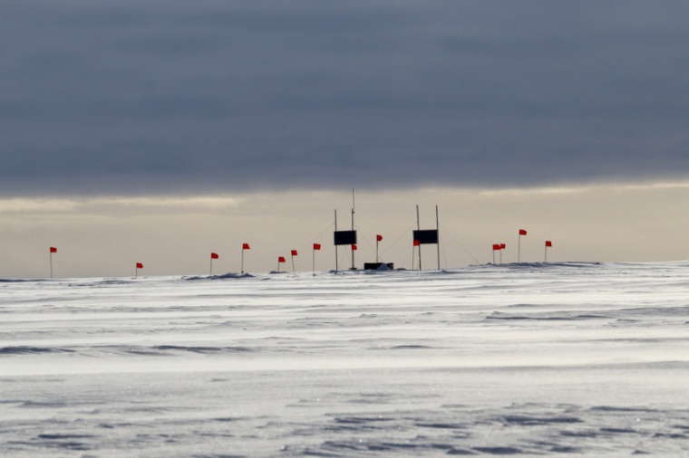 Abb.: Blick auf die erste Station des Radio-Neutrino-Obser­vatoriums auf dem...