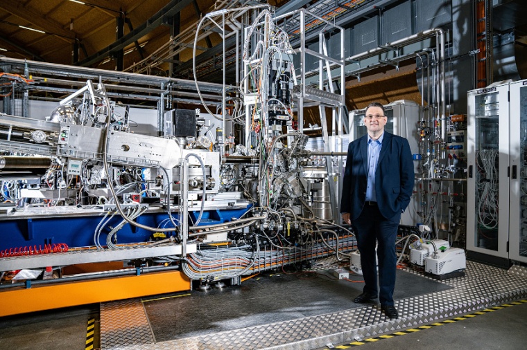 Abb.: Thorsten Schmitt an der Experimentier­station der Synchrotron...