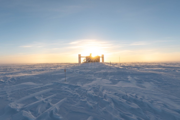 Abb.: Blick auf die Amundsen-Scott-Forschungs­station am Südpol. (Bild: B....
