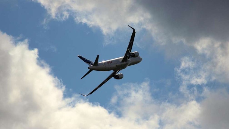 Abb.: Passagier­flug­zeug in den Wolken. (Bild: A. Morellon, DLR; CC-BY 3.0)