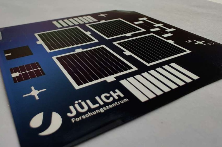 Abb.: Prototyp der fertigen Solar­zellen in ­. (Bild: FZ Jülich)