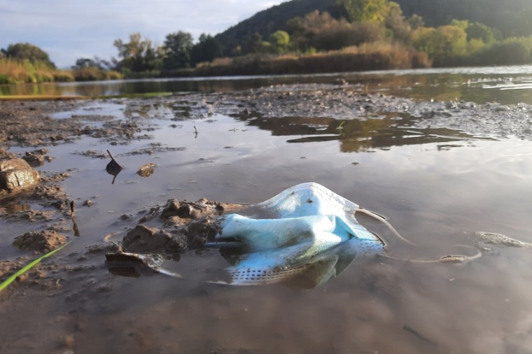 Abb.: Kunststoffmüll gelangt aus den Gewässern – im Bild die Lahn in...