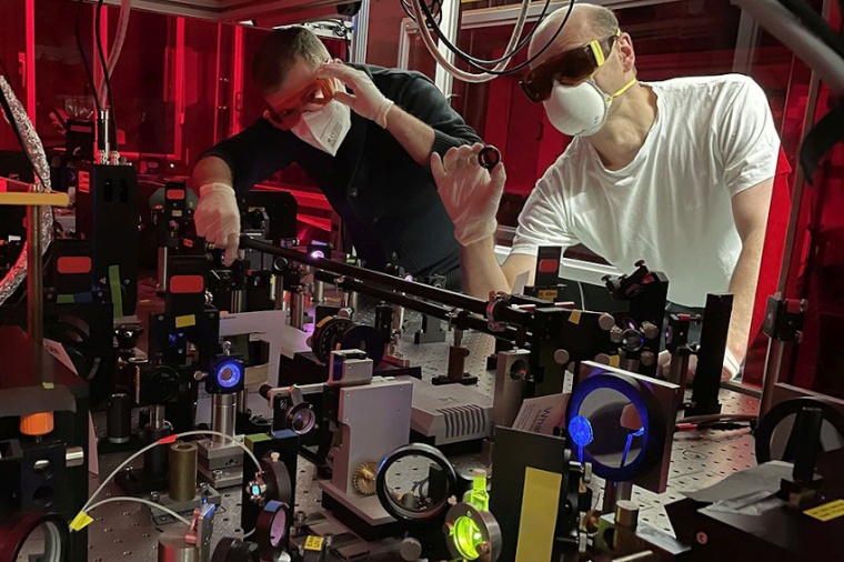 Abb.: Marius Morgenroth (li.) und Mirko Scholz an der Laser-Mess­apparatur...
