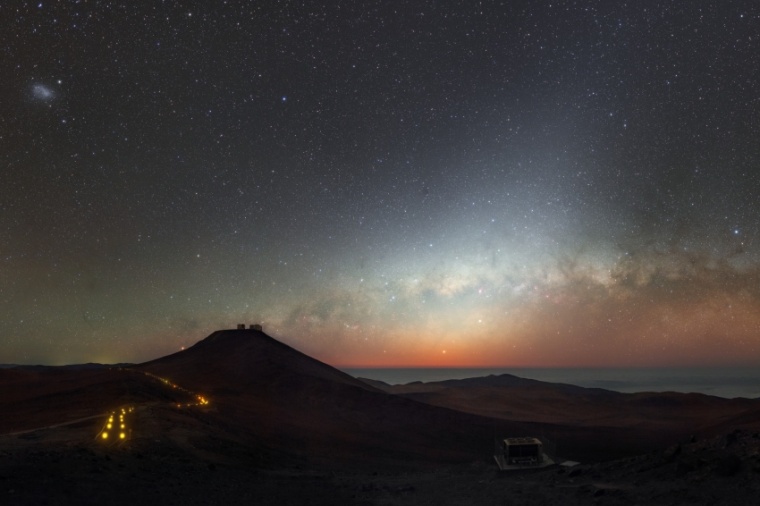 Abb.: Farbenspiel am Abend­himmel vor der Dunkel­heit (Bild: P. Horálek /...