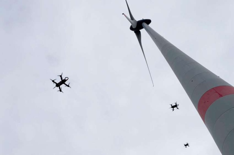 Abb.: Drohnen messen die Luft­strö­mun­gen an einer Wind­an­lage. (Bild:...
