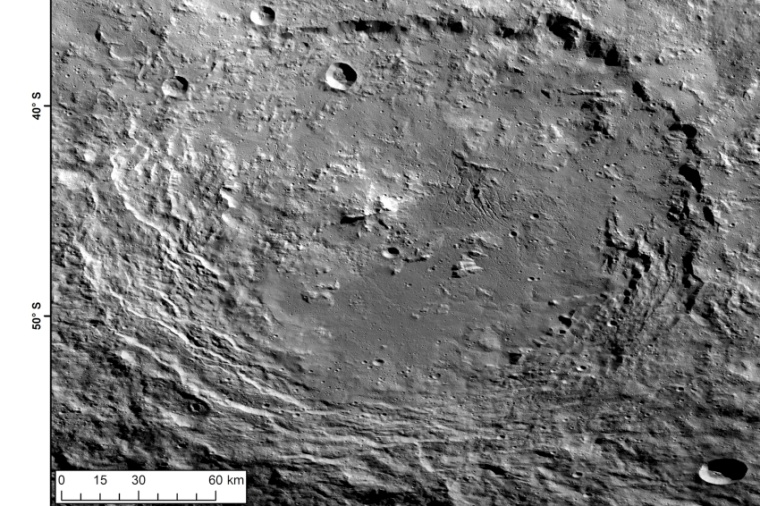 Abb.: Etwa 170 Kilometer misst der Urvara-Krater im Durch­messer. Die mehrfach...