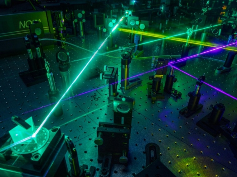 Abb.: Im Femtosekunden-Laserlabor von Dennis Friedrich kann der...