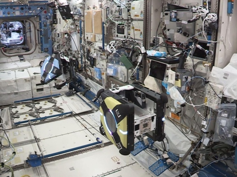 Abb.: Die Mini-Roboter während des Experiments (Bild: NASA)