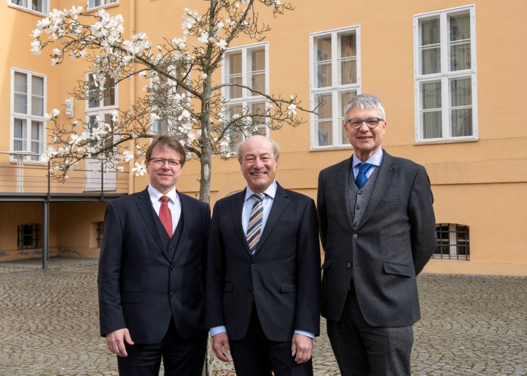 Lutz Schröter (links) übergab das Amt des DPG-Präsidenten an Joachim Ullrich...