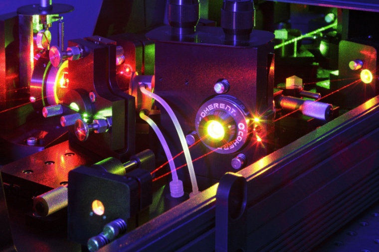 Abb.: Mit diesem Laser-Experiment haben Paderborner Physiker einzelne Photonen...