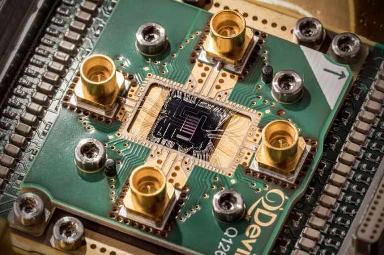 Abb.: Chip mit Hybrid-Qubits. (Bild: R.-U. Limbach, FZ Jülich)