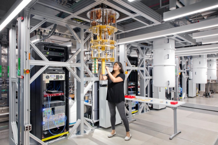 Abb.: Eine Wissen­schaftlerin arbeitet an einem Quantencomputer im IBM Quantum...