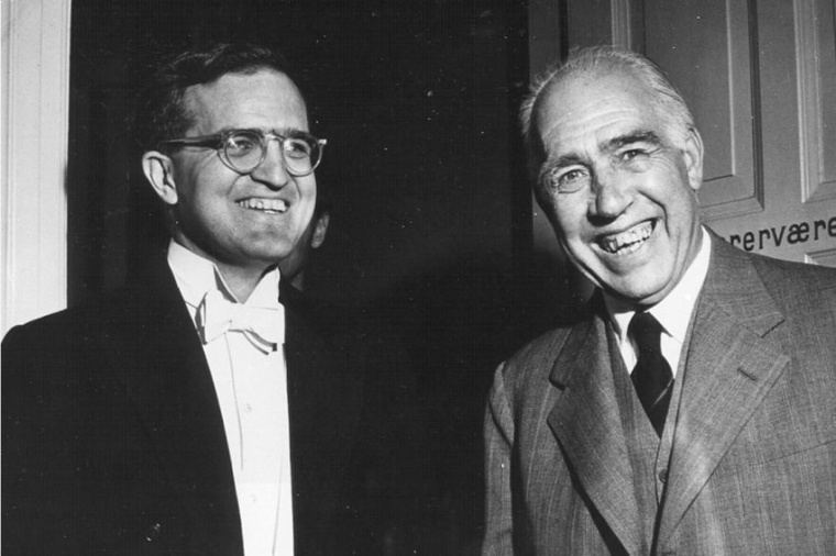 Aage Bohr mit seinem Vater Niels im Jahr 1954 bei der Verteidigung seiner...