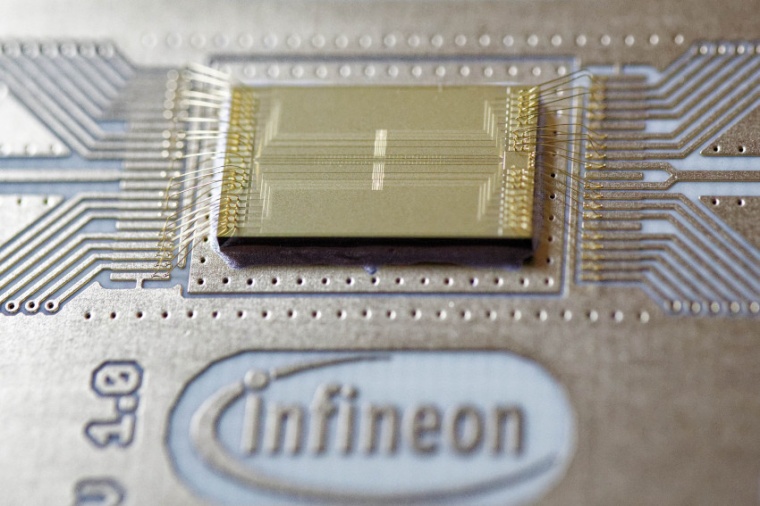 Abb.: Prototyp eines Ionenfallen-Chips. (Bild: Infineon)