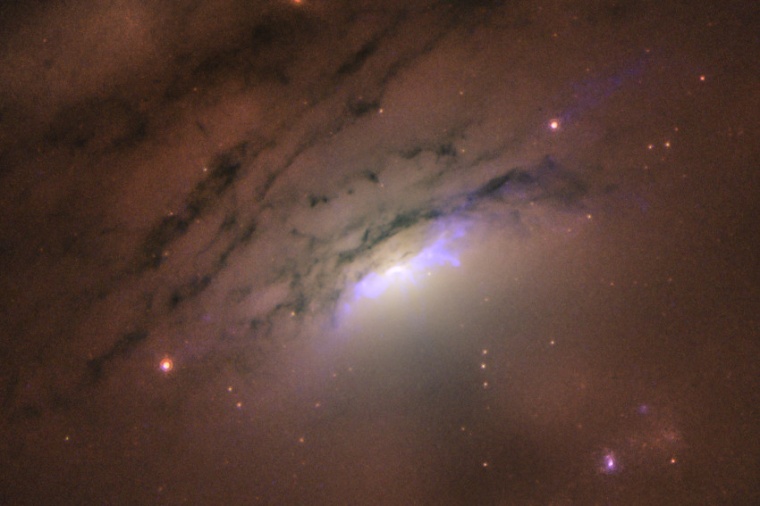 Abb.: In der Galaxie IC 5063 breiten sich die Jets innerhalb der Scheibe aus,...