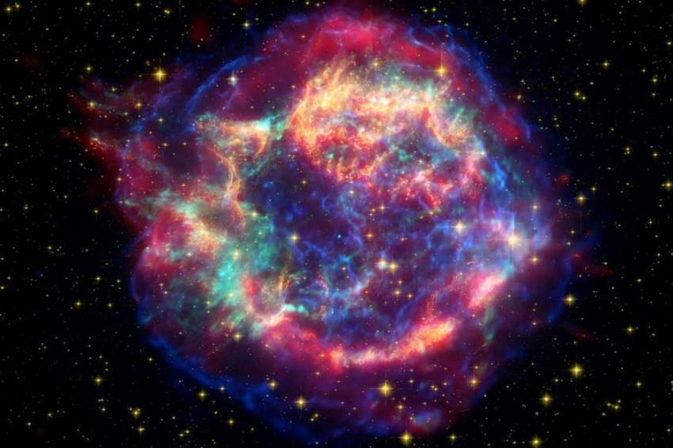 Abb.: Aufnahme der Super­nova-Über­reste Cassiopeia A. Staub aus einer...