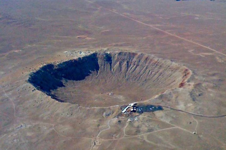 Abb.: Der 1200 Meter große Barringer-Krater im US-Bundes­staat Arizona....