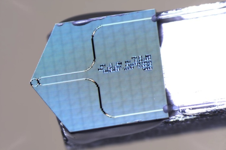 Abb.: Ein optischer Chip mit Mikro-Ring­resonator und einer...