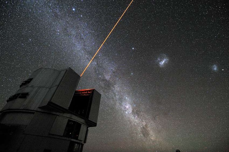 Abb.: Der Laser­leit­stern des VLT: Vom 8,2-Meter-VLT-Teleskop Yepun ragt ein...
