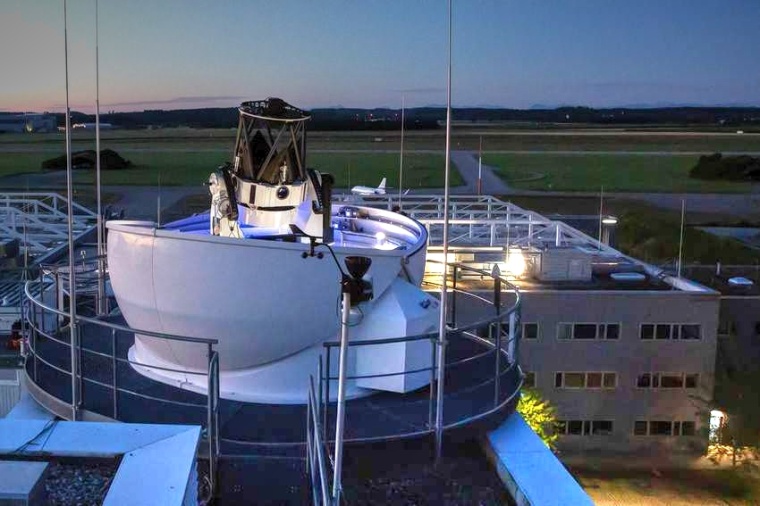 Abb.: Die optische Boden­station auf dem Dach des DLR-Stand­orts...