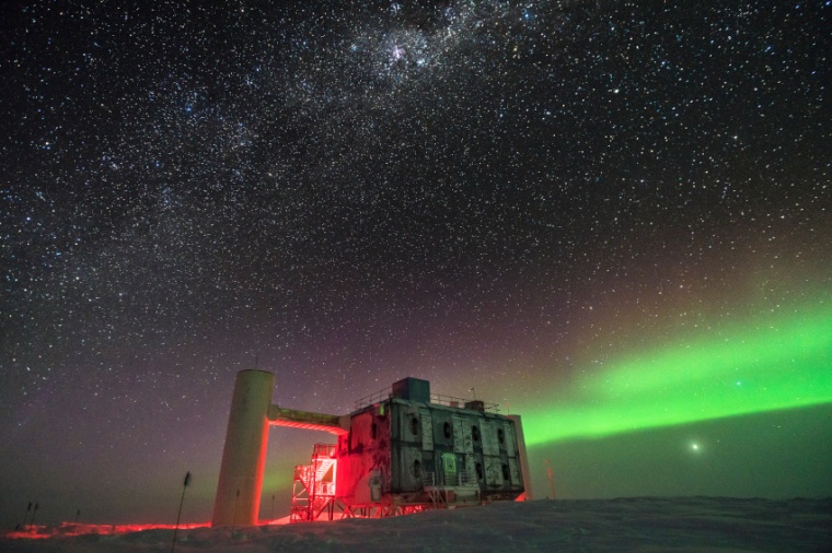 Abb.: Das IceCube Neutrino-Observatorium in der Antarktis. (Bild: M. Wolf,...