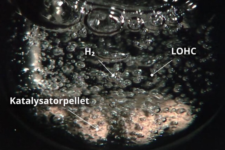 Abb.: Katalysatorpellets mit aktiver Blasenbildung. (Bild: T. Solymosi, HI ERN)